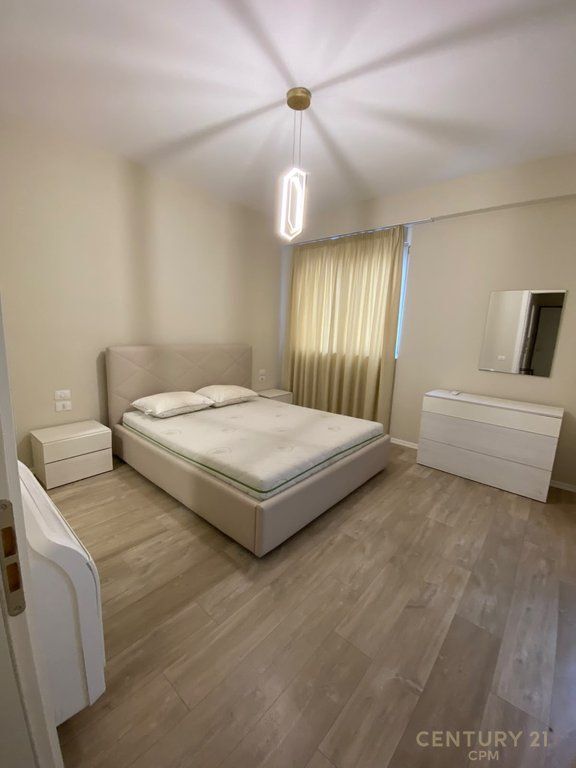Jepet me Qira Apartament Modern 2+1+2 tek Liqeni Thatë