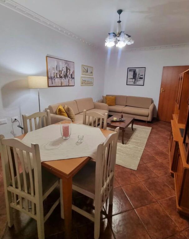 Vicino al Liceo, si affitta appartamento 2+1+Blk.