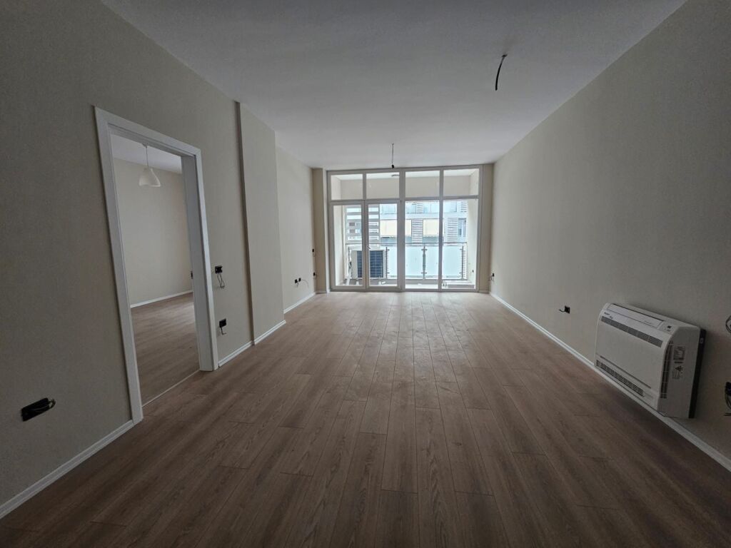 Ambjent per zyra tek Kika Komuna e Parisit !