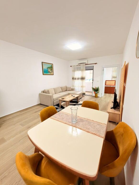 JEPET ME QERA APARTAMENT 2+1 PRANE STACIONIT TE TRENIT, DURRES