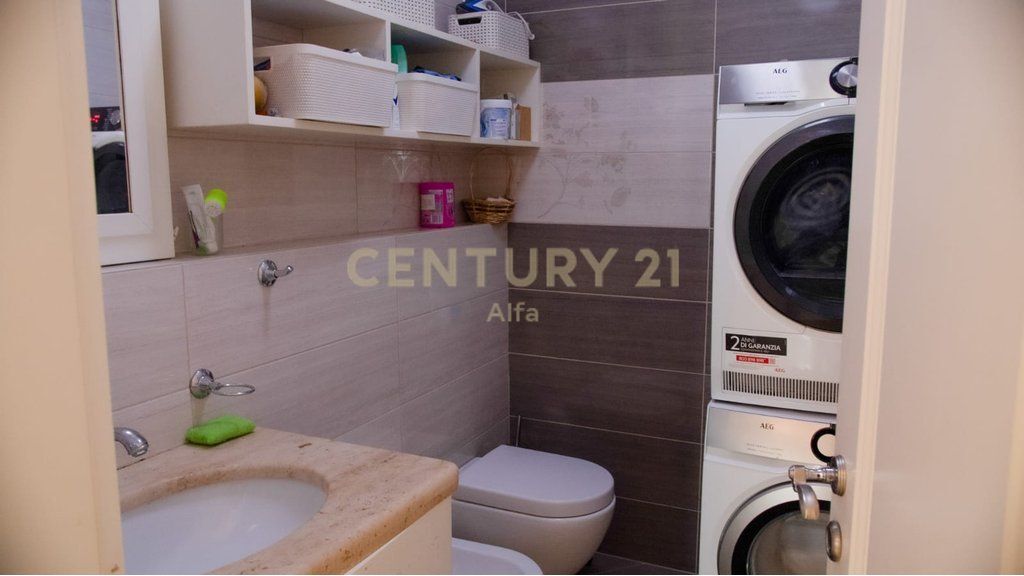 OKAZION! Shitet apartament 4+1+3 tualete dhe 2 poste parkimi- LIQENI ARTIFICIAL