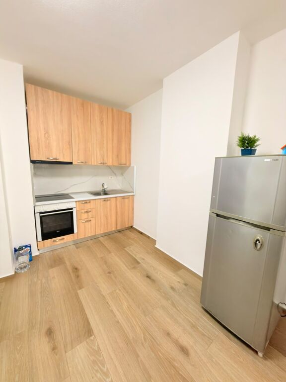 JEPET ME QERA APARTAMENT 2+1 PRANE STACIONIT TE TRENIT, DURRES