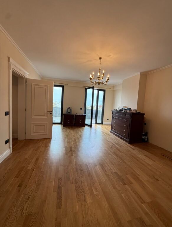 APARTAMENT 2+1 ME VERANDË PËR SHITJE – RRUGA E DIBRËS, TIRANË