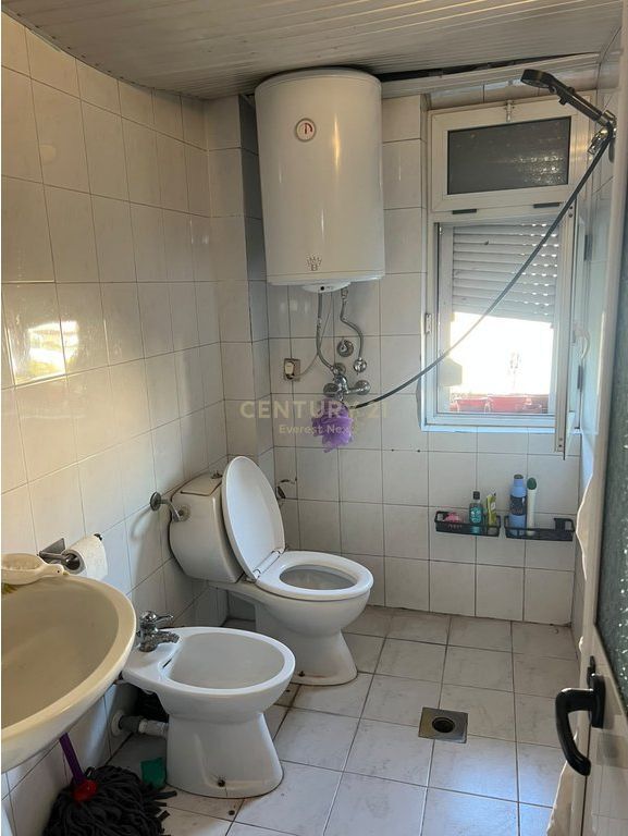 SHITET APARTAMENT 1+1 – PËRBALLË MINISTRISË SË JASHTME, TIRANË 140,000 € 12,700,000 Lekë
