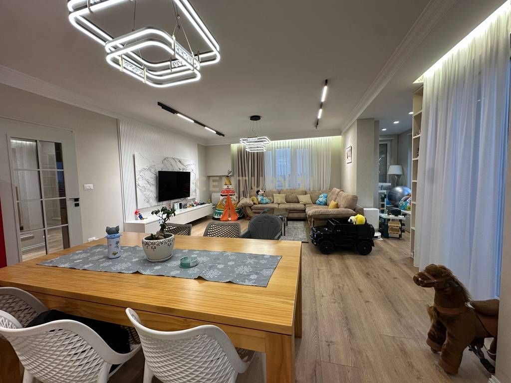 APARTAMENT 3+1+2+ VERANDE PER SHITJE PRANE VILES L !