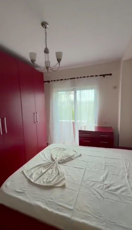 Shitet apartament 2+1+Verande tek Materniteti i Ri ,Brylli .