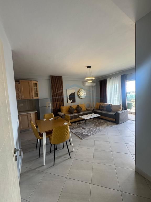 Shitet, Apartament 1+1, Rruga 5 Maji, Tirane.