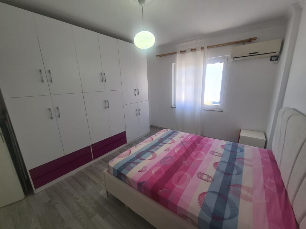 Jepet apartament 1+1+Verande me qira tek Selvia , Rruga e Dibres , Gjimnazi Partizani , Rruga Siri Kodra .

