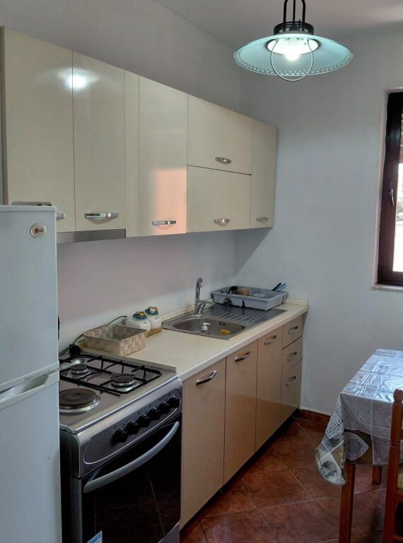 Vicino al Liceo, si affitta appartamento 2+1+Blk.
