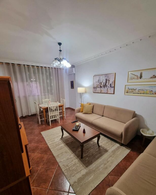Via Elbasan, appartamento 2+1 in affitto, arredato 65.000 leke