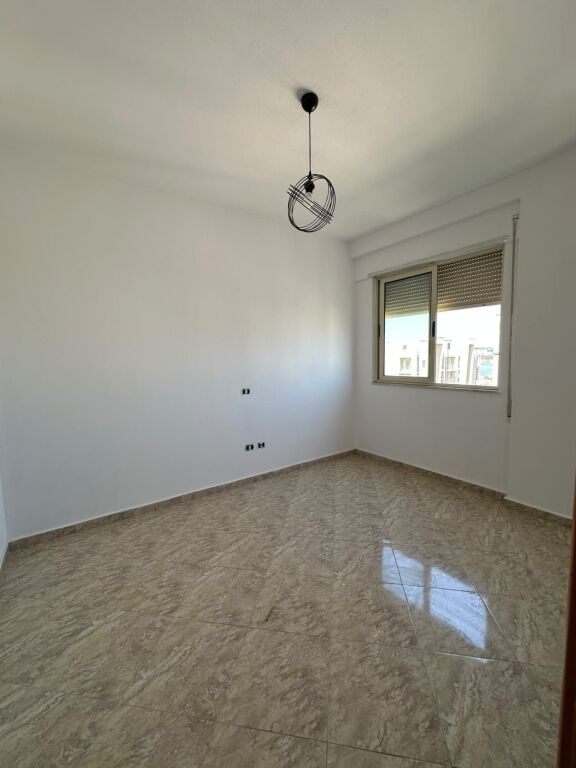 Shitet apartament 2+1