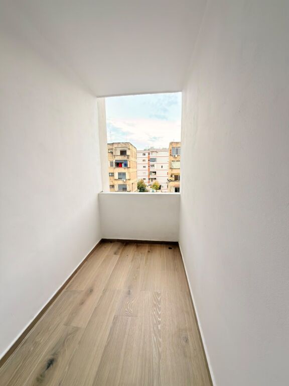 JEPET ME QERA APARTAMENT 2+1 PRANE STACIONIT TE TRENIT, DURRES