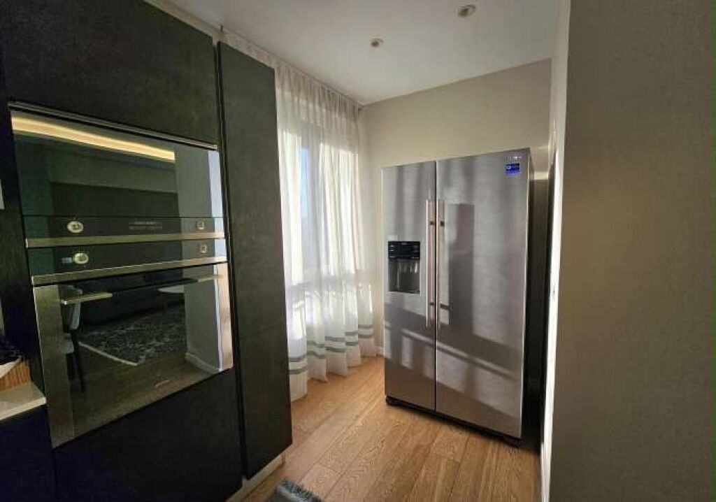 🏡 Appartamento 2+1 in affitto – Myslym Shyri, Tirana ✨ 8° piano, soggiorno, 2 camere da letto, 2 bagni, 2 balconi e lavanderia separata. Arredato con lusso, con parquet in legno, sistema chiller e parcheggio. 💶 Prezzo: 1.350 €/mese 📩 Contattaci per maggiori informazioni e visita alla proprietà!