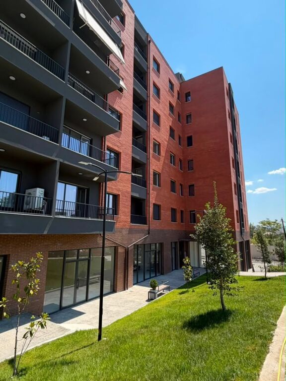 Jepet me Qira Apartament 2+1 + Post Parkimi tek Karburant Ahmati, Paskuqan.  
