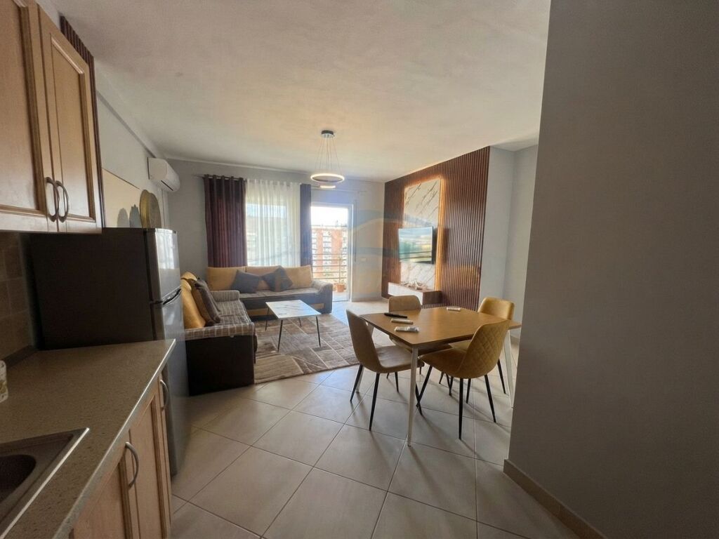 Shitet, Apartament 1+1, Rruga 5 Maji, Tirane.