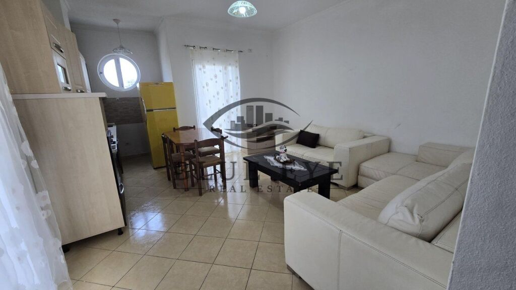 Durrës, pranë Gjykatës  Jepet me qira apartament 2+1 i pozicionuar në katin e 2-të, në një pallat me ashensor, në një zonë të mirë dhe të aksesueshme të Durrësit.  ✨ Detajet e pronës: 🔹 Tipologji: 2+1 🔹 Kati: 2 🔹 Ashensor 🔹 2 tualete 🔹 Qira: 450 mije / muaj  📞 Për më shumë informacion ose për të organizuar një vizitë, na kontaktoni.
