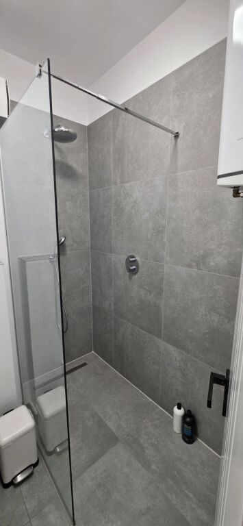 Apartament 2+1 i sapo rinovuar në ish-Bllok, përballë Sky Tower