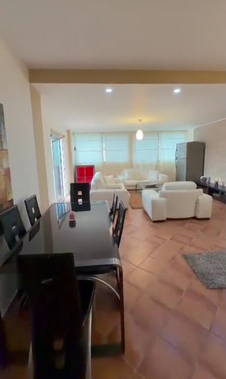 Shitet apartament 2+1+Verande tek Materniteti i Ri ,Brylli .