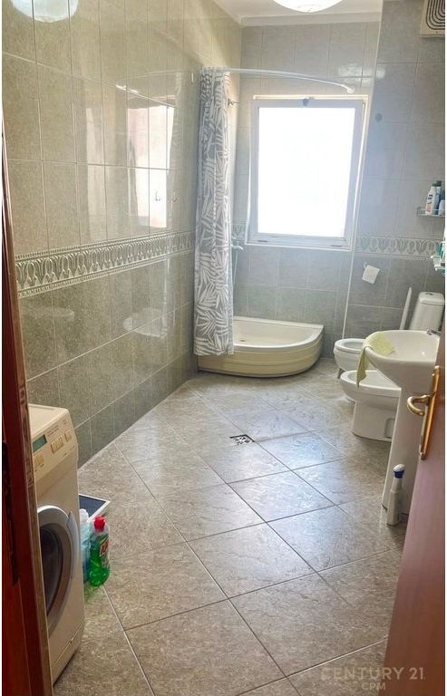 Jepet me qira apartament modern dhe komod, i pozicionuar në katin e 7-të të kompleksit Kika 1, e pajisur me 2 ashensorë.  Apartamenti ofron një organizim funksional dhe hapësira të bollshme, duke u përbërë nga:  Sallon i madh dhe i ndriçuar, i kombinuar me kuzhinën në një ambient open space, me dalje direkte në ballkon; Korridor shpërndarës që garanton privatësi dhe ndarje optimale të ambienteve; Dhomë gjumi komode me dalje në një ballkon të dytë, duke ofruar qetësi dhe ajrim natyral; Tualet i bollshëm me ajrosje natyrale.  Pozicionimi në kat të lartë siguron ndriçim maksimal, pamje të hapur dhe një atmosferë të qetë, ndërsa godina me 2 ashensorë ofron komoditet maksimal në përditshmëri. Cmimi eshte ne lek  Një zgjedhje ideale për ata që kërkojnë një apartament praktik, elegant dhe të pozicionuar mirë për një jetesë komode.