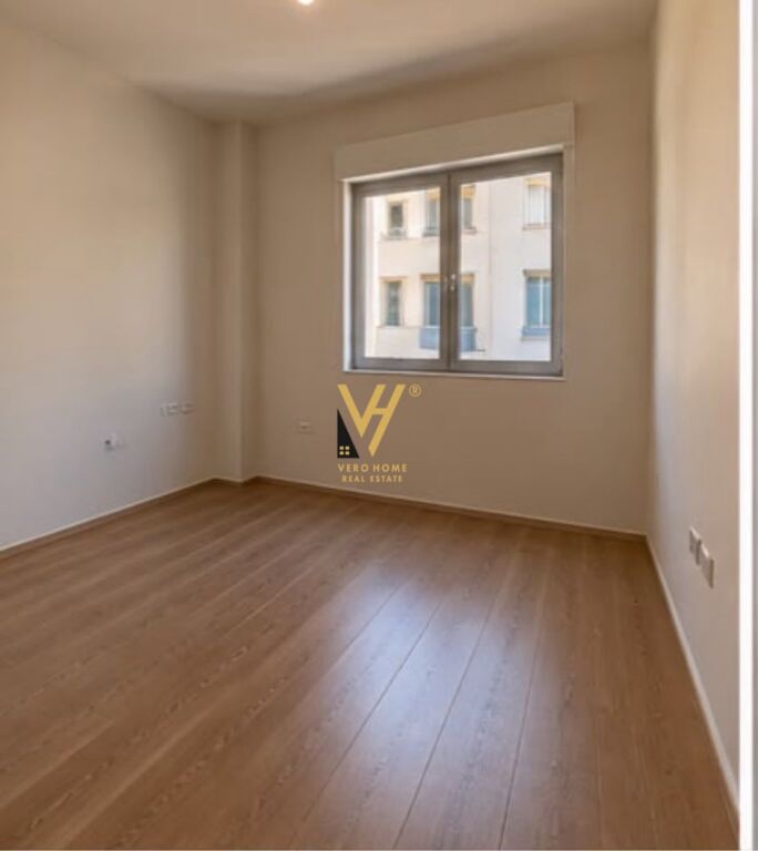 JEPET AMBIENT BIZNESI 60 M2 ME QERA TE RR.MUHAMET GJOLLESHA, 21 DHJETORI 120.000 LEKE