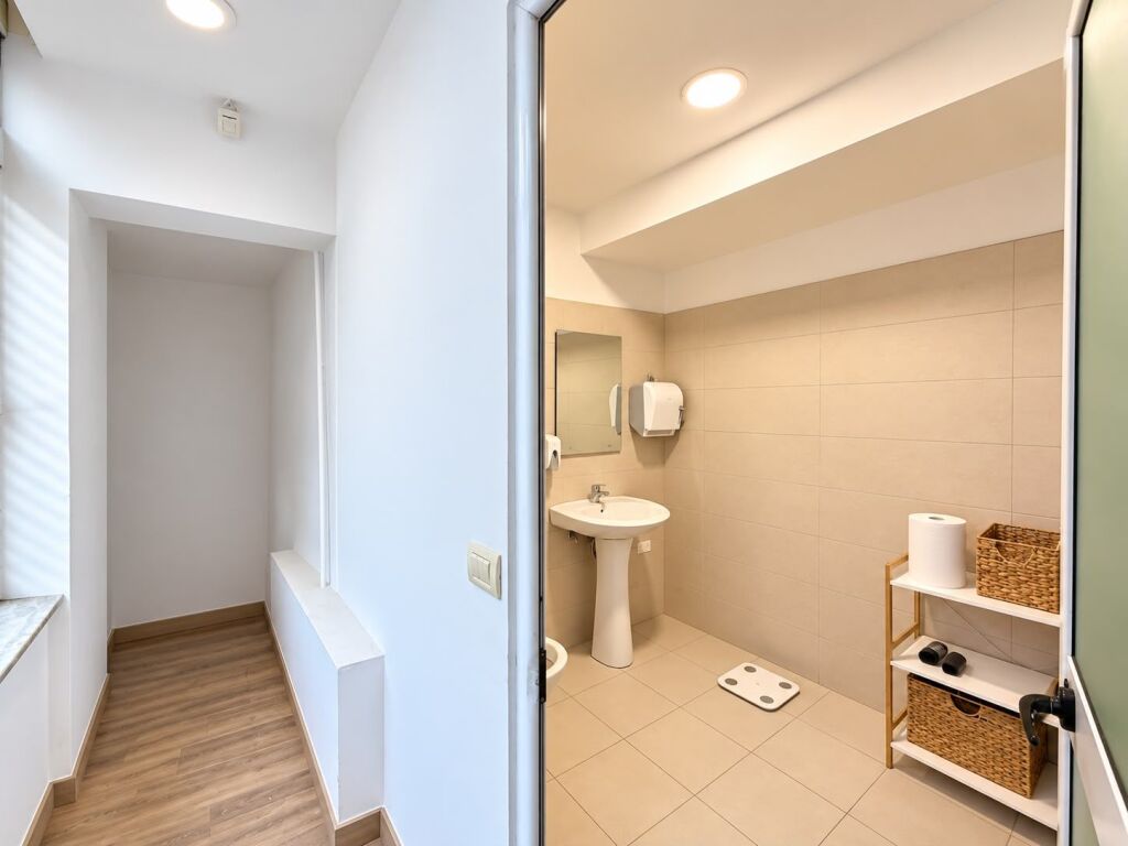 # IN AFFITTO: UFFICIO (202m²) – OPEN SPACE 📍 Tra Piazza Wilson e lo Stadio Dinamo – 150.000 ALL/Mese – Posizione Perfetta | 2° Piano, Altezza 4m || NON ARREDATO