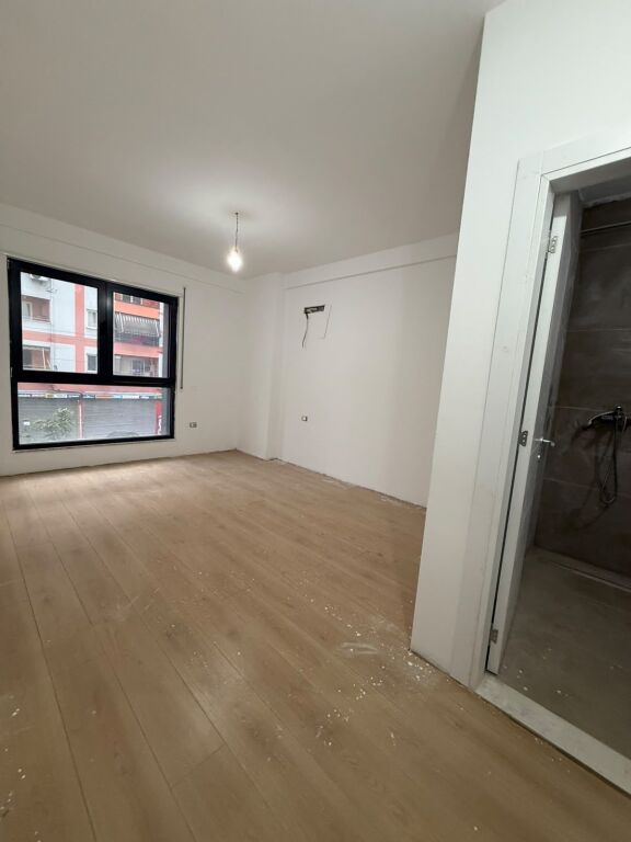 Jepet apartament per zyre+post parkimi me qira tek Kompleksi Ndregjoni , Bulevardi i Ri , Rruga Jordan Misja , Ish Stacioni i Trenit .
