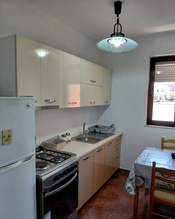 Via Elbasan, appartamento 2+1 in affitto, arredato 65.000 leke