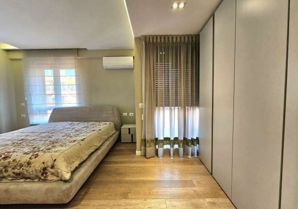 🏡 Appartamento 2+1 in affitto – Myslym Shyri, Tirana ✨ 8° piano, soggiorno, 2 camere da letto, 2 bagni, 2 balconi e lavanderia separata. Arredato con lusso, con parquet in legno, sistema chiller e parcheggio. 💶 Prezzo: 1.350 €/mese 📩 Contattaci per maggiori informazioni e visita alla proprietà!