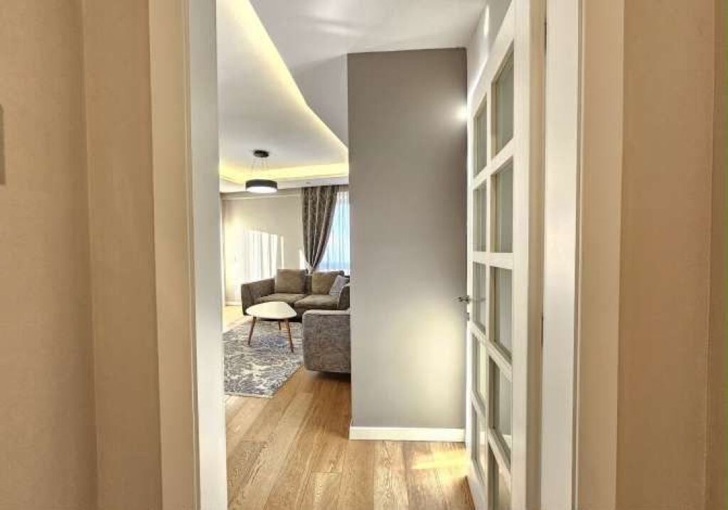 🏡 Appartamento 2+1 in affitto – Myslym Shyri, Tirana ✨ 8° piano, soggiorno, 2 camere da letto, 2 bagni, 2 balconi e lavanderia separata. Arredato con lusso, con parquet in legno, sistema chiller e parcheggio. 💶 Prezzo: 1.350 €/mese 📩 Contattaci per maggiori informazioni e visita alla proprietà!