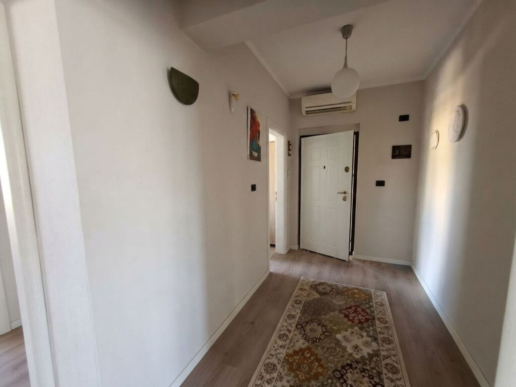 Shitet, Apartament 2+1, Rruga Fortuzi, Tirane .