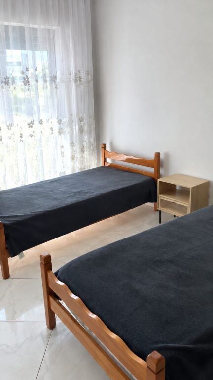 Jepet apartament 1+1 me qira tek Rruga e Elbasanit , prane Drejtorise se Higjenes .