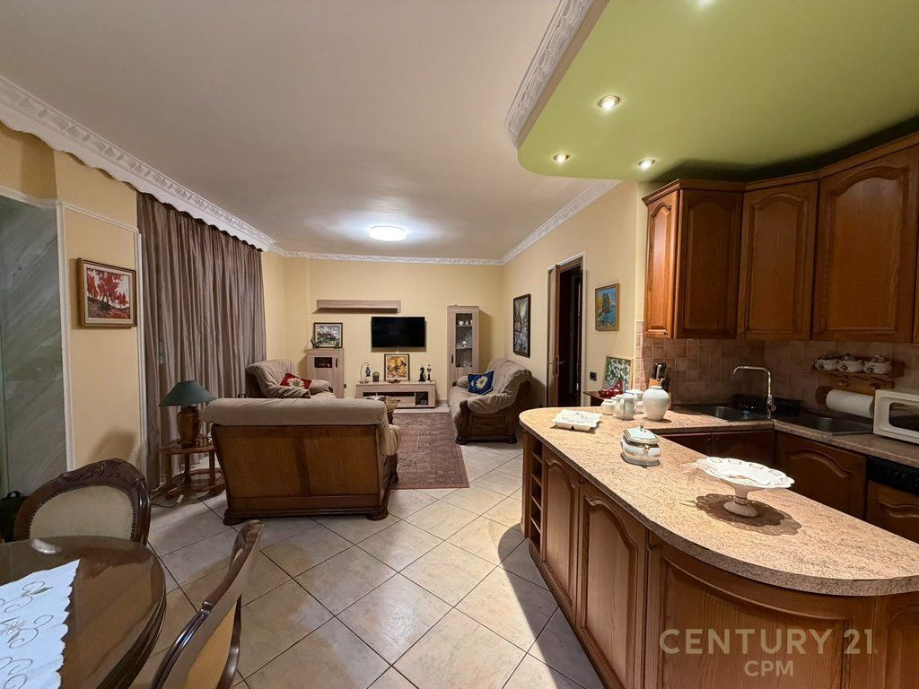 Duplex 2+1 in affitto vicino alla scuola Emin Duraku 1.100 € /Mese 100.000 Lek /Mese