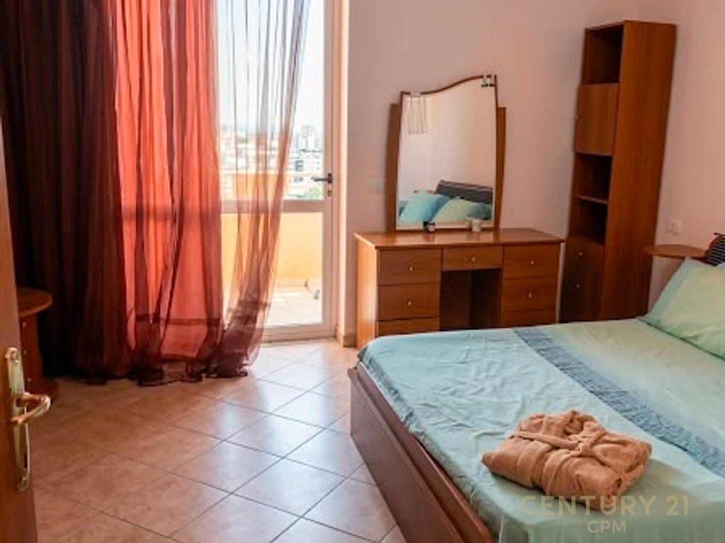 Jepet me qira apartament modern dhe komod, i pozicionuar në katin e 7-të të kompleksit Kika 1, e pajisur me 2 ashensorë.  Apartamenti ofron një organizim funksional dhe hapësira të bollshme, duke u përbërë nga:  Sallon i madh dhe i ndriçuar, i kombinuar me kuzhinën në një ambient open space, me dalje direkte në ballkon; Korridor shpërndarës që garanton privatësi dhe ndarje optimale të ambienteve; Dhomë gjumi komode me dalje në një ballkon të dytë, duke ofruar qetësi dhe ajrim natyral; Tualet i bollshëm me ajrosje natyrale.  Pozicionimi në kat të lartë siguron ndriçim maksimal, pamje të hapur dhe një atmosferë të qetë, ndërsa godina me 2 ashensorë ofron komoditet maksimal në përditshmëri. Cmimi eshte ne lek  Një zgjedhje ideale për ata që kërkojnë një apartament praktik, elegant dhe të pozicionuar mirë për një jetesë komode.