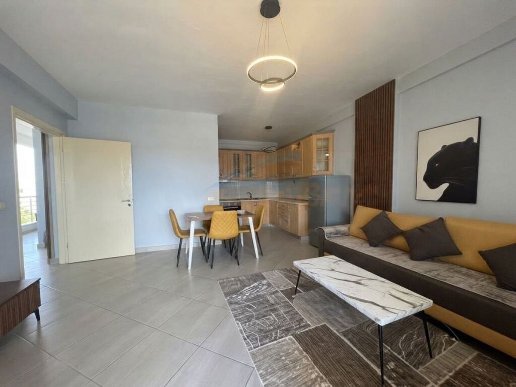 Shitet, Apartament 1+1, Rruga 5 Maji, Tirane.