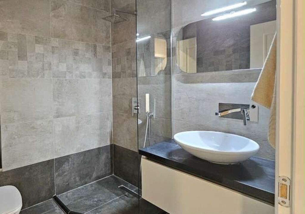🏡 Appartamento 2+1 in affitto – Myslym Shyri, Tirana ✨ 8° piano, soggiorno, 2 camere da letto, 2 bagni, 2 balconi e lavanderia separata. Arredato con lusso, con parquet in legno, sistema chiller e parcheggio. 💶 Prezzo: 1.350 €/mese 📩 Contattaci per maggiori informazioni e visita alla proprietà!
