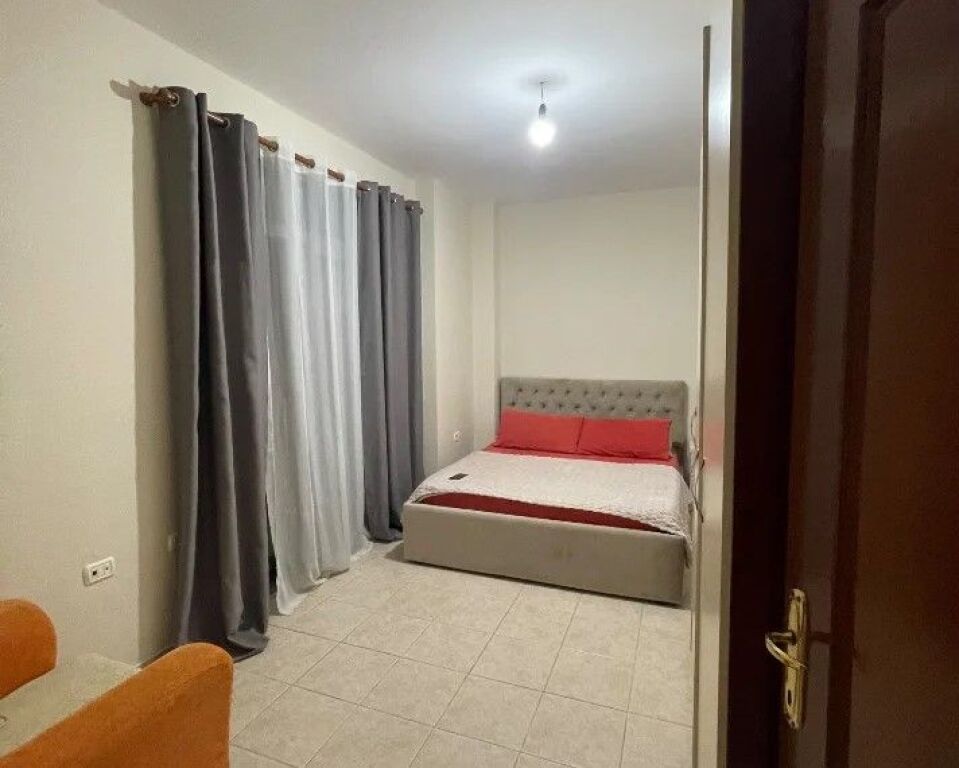 Jepet apartament 1+1 me qira tek Komuna e Parisit , prane Ijonifish Restaurant.