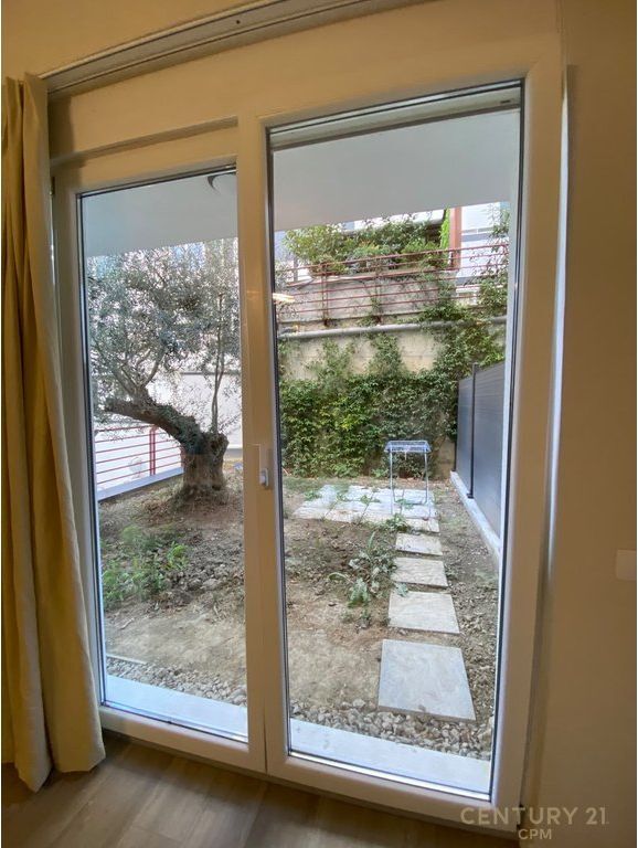 Jepet me Qira Apartament Modern 2+1+2 tek Liqeni Thatë