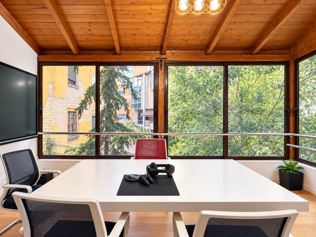 # IN AFFITTO: UFFICIO (202m²) – OPEN SPACE 📍 Tra Piazza Wilson e lo Stadio Dinamo – 150.000 ALL/Mese – Posizione Perfetta | 2° Piano, Altezza 4m || NON ARREDATO