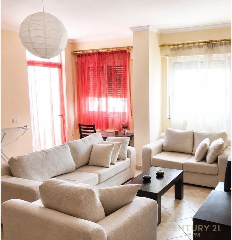 Jepet me qira apartament modern dhe komod, i pozicionuar në katin e 7-të të kompleksit Kika 1, e pajisur me 2 ashensorë.  Apartamenti ofron një organizim funksional dhe hapësira të bollshme, duke u përbërë nga:  Sallon i madh dhe i ndriçuar, i kombinuar me kuzhinën në një ambient open space, me dalje direkte në ballkon; Korridor shpërndarës që garanton privatësi dhe ndarje optimale të ambienteve; Dhomë gjumi komode me dalje në një ballkon të dytë, duke ofruar qetësi dhe ajrim natyral; Tualet i bollshëm me ajrosje natyrale.  Pozicionimi në kat të lartë siguron ndriçim maksimal, pamje të hapur dhe një atmosferë të qetë, ndërsa godina me 2 ashensorë ofron komoditet maksimal në përditshmëri. Cmimi eshte ne lek  Një zgjedhje ideale për ata që kërkojnë një apartament praktik, elegant dhe të pozicionuar mirë për një jetesë komode.