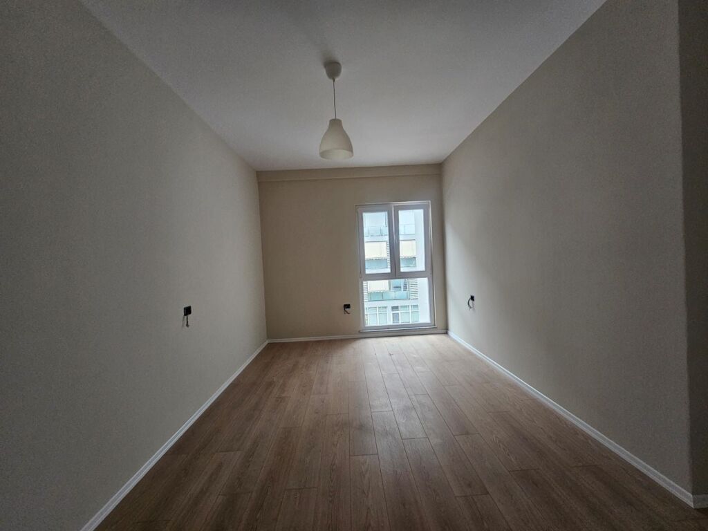 Ambjent per zyra tek Kika Komuna e Parisit !