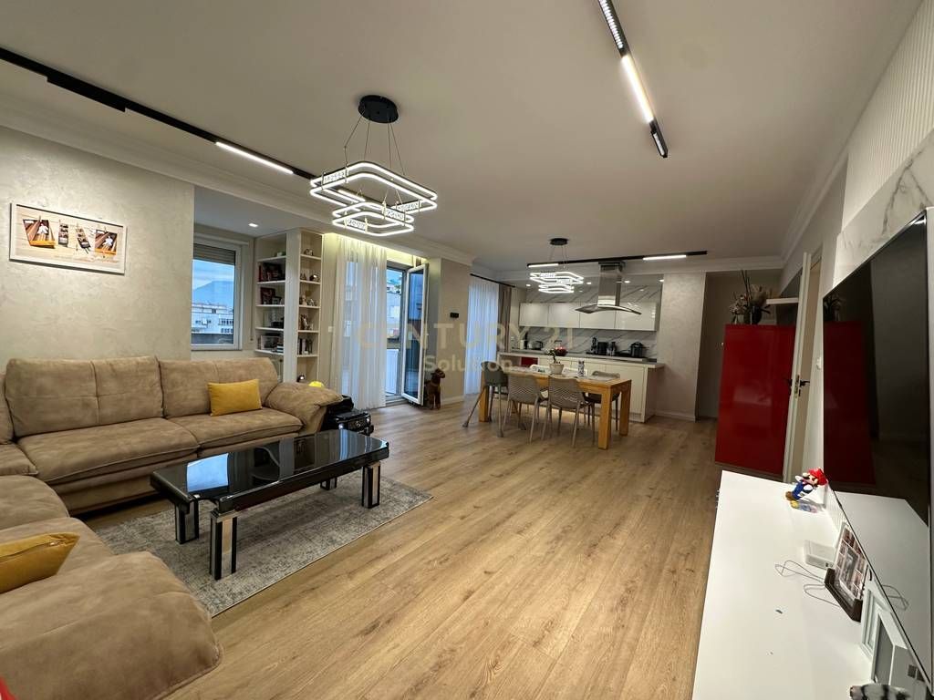 APARTAMENT 3+1+2+ VERANDE PER SHITJE PRANE VILES L !