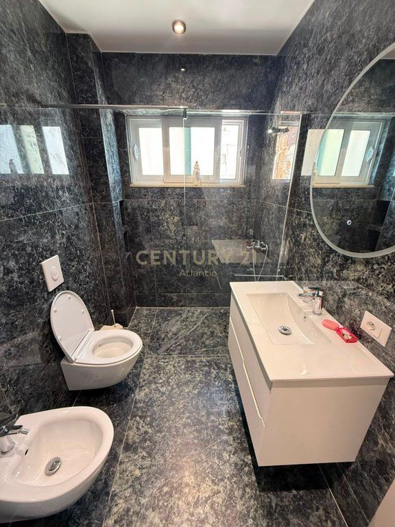 SHITET SUPER APARTAMENT 2+1 I INVESTUAR NË ÇDO DETAJ – HYRJA E DURRËSIT 130,000 € PALLAT EKZISTUES