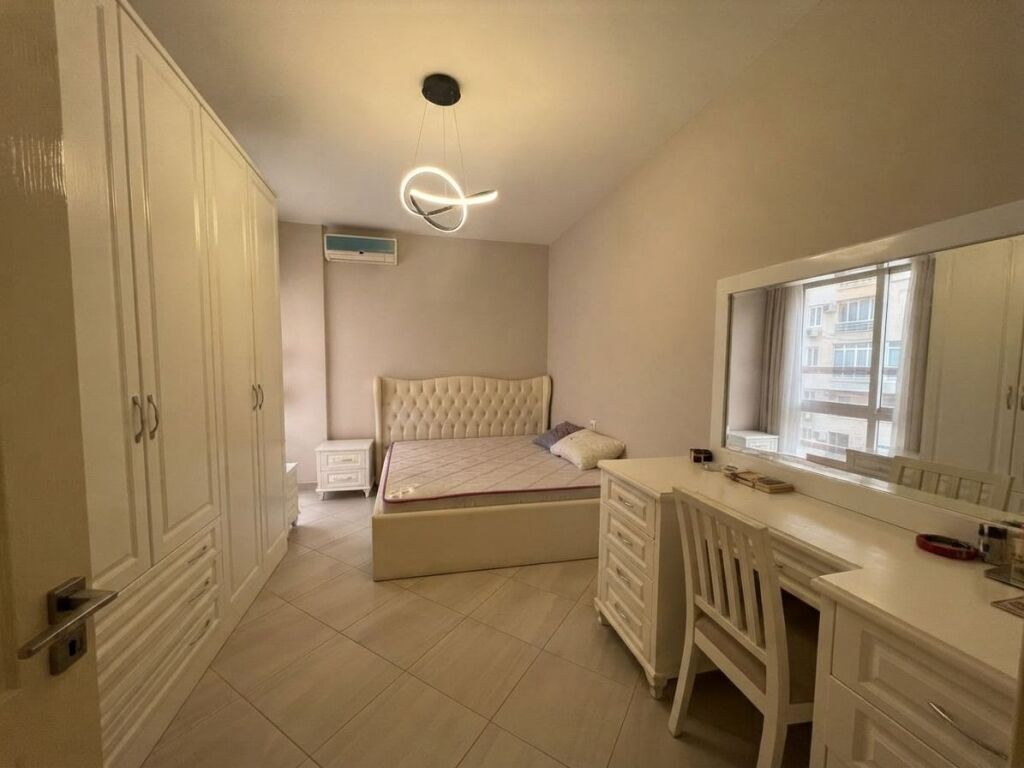 Shitet, Apartament 1+1, Rruga 5 Maji, Tirane.