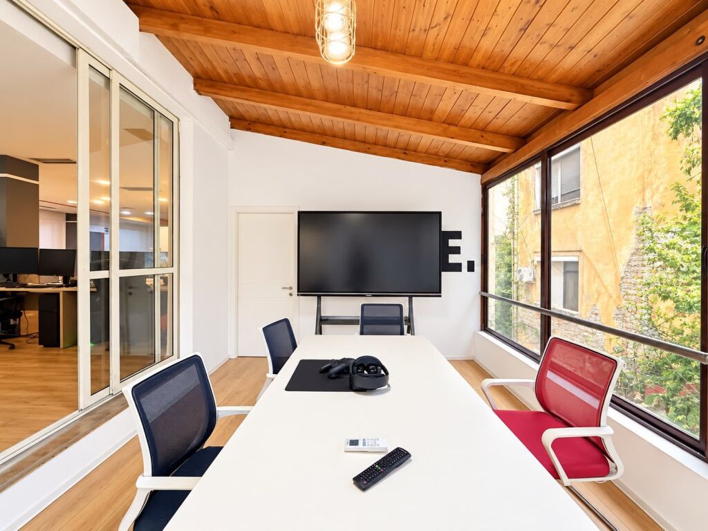 # IN AFFITTO: UFFICIO (202m²) – OPEN SPACE 📍 Tra Piazza Wilson e lo Stadio Dinamo – 150.000 ALL/Mese – Posizione Perfetta | 2° Piano, Altezza 4m || NON ARREDATO