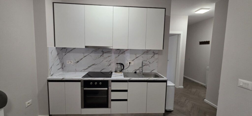 Apartament 2+1 i sapo rinovuar në ish-Bllok, përballë Sky Tower