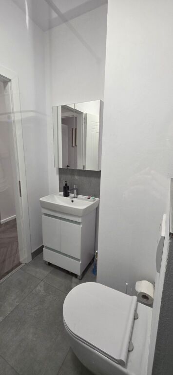 Apartament 2+1 i sapo rinovuar në ish-Bllok, përballë Sky Tower