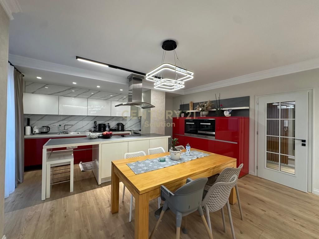 APARTAMENT 3+1+2+ VERANDE PER SHITJE PRANE VILES L !