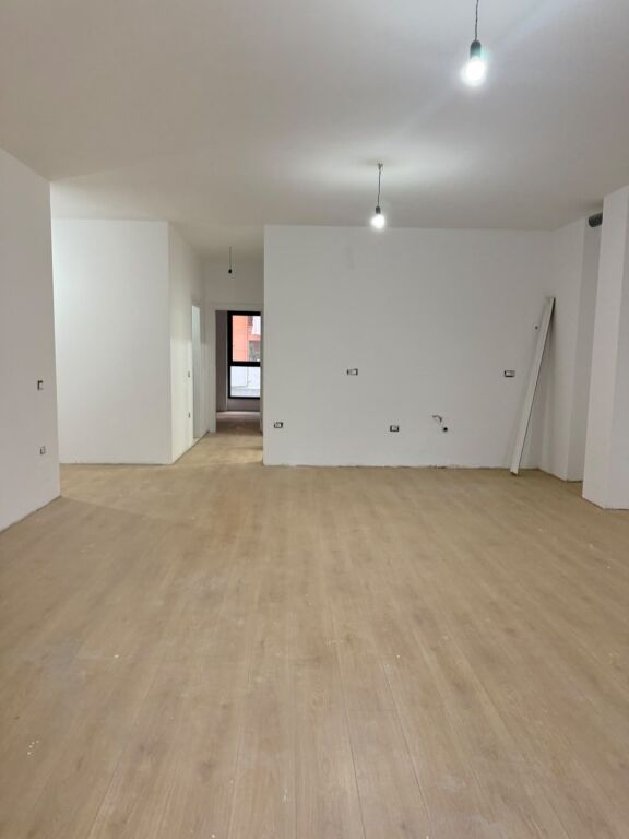 Jepet apartament per zyre+post parkimi me qira tek Kompleksi Ndregjoni , Bulevardi i Ri , Rruga Jordan Misja , Ish Stacioni i Trenit .
