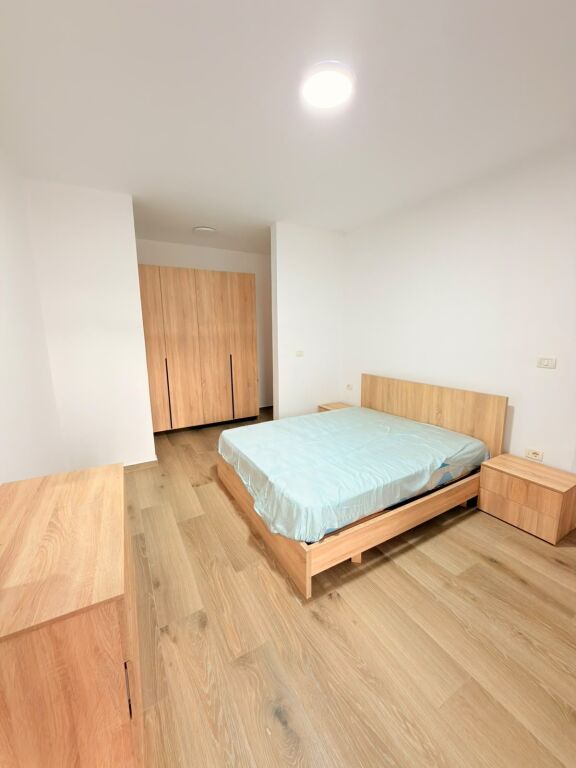 JEPET ME QERA APARTAMENT 2+1 PRANE STACIONIT TE TRENIT, DURRES