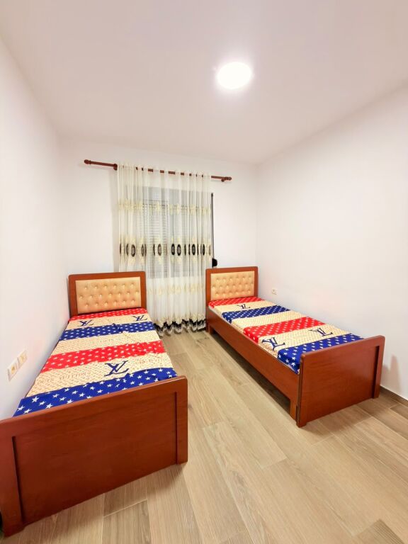 JEPET ME QERA APARTAMENT 2+1 PRANE STACIONIT TE TRENIT, DURRES
